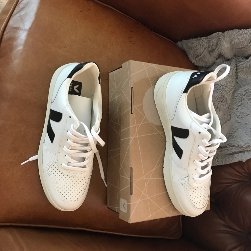 Vejas Veja size 10 NIB new in box white black